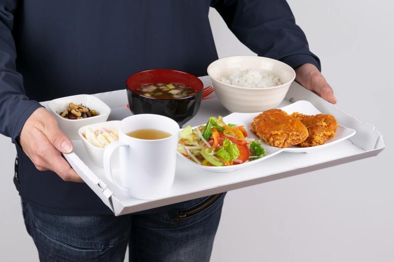 消毒・洗浄の手間から解放！　「使い捨て配膳トレー」で業務効率UP！