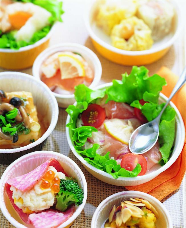 【万能カップ提案】焼き菓子から惣菜まで。紙×PETの一体成形で“見た目よし・使い勝手よし”の「カールカップ」