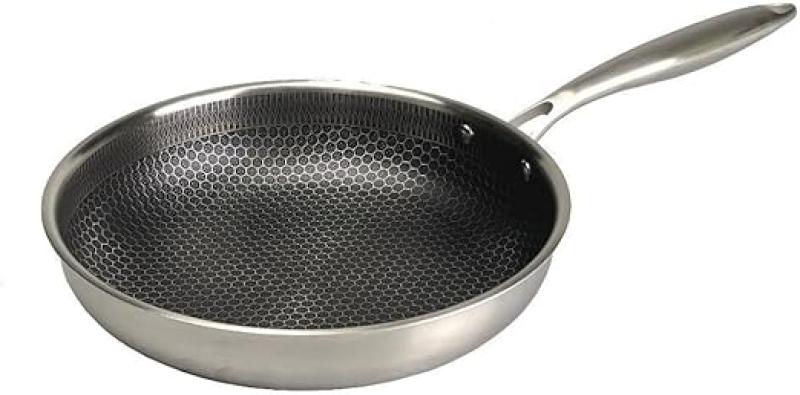 焼きムラを抑えて、安定した焼き上がりを実現。 金属ツールや金たわしも気兼ねなく使える、業務用途にも応えるタフなフライパン